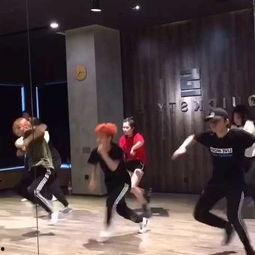 成人歌曲齐唱动作视频,成人歌曲齐唱动作视频赏析