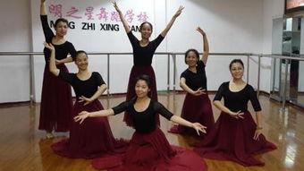 独舞成人伴舞视频教学,跟随专业指导，轻松掌握舞步与技巧