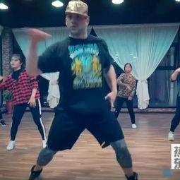 小孩成人装扮跳舞视频,萌娃成人装扮舞动青春风采