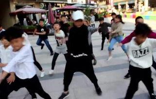 小孩成人装扮跳舞视频,萌娃成人装扮舞动青春风采