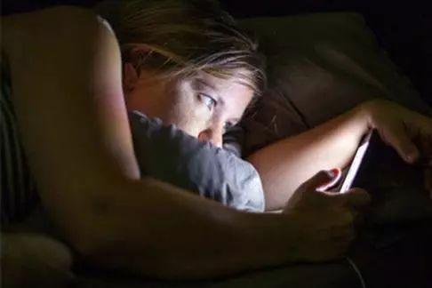 成人熬夜会猝死嘛视频,揭秘成人熬夜风险